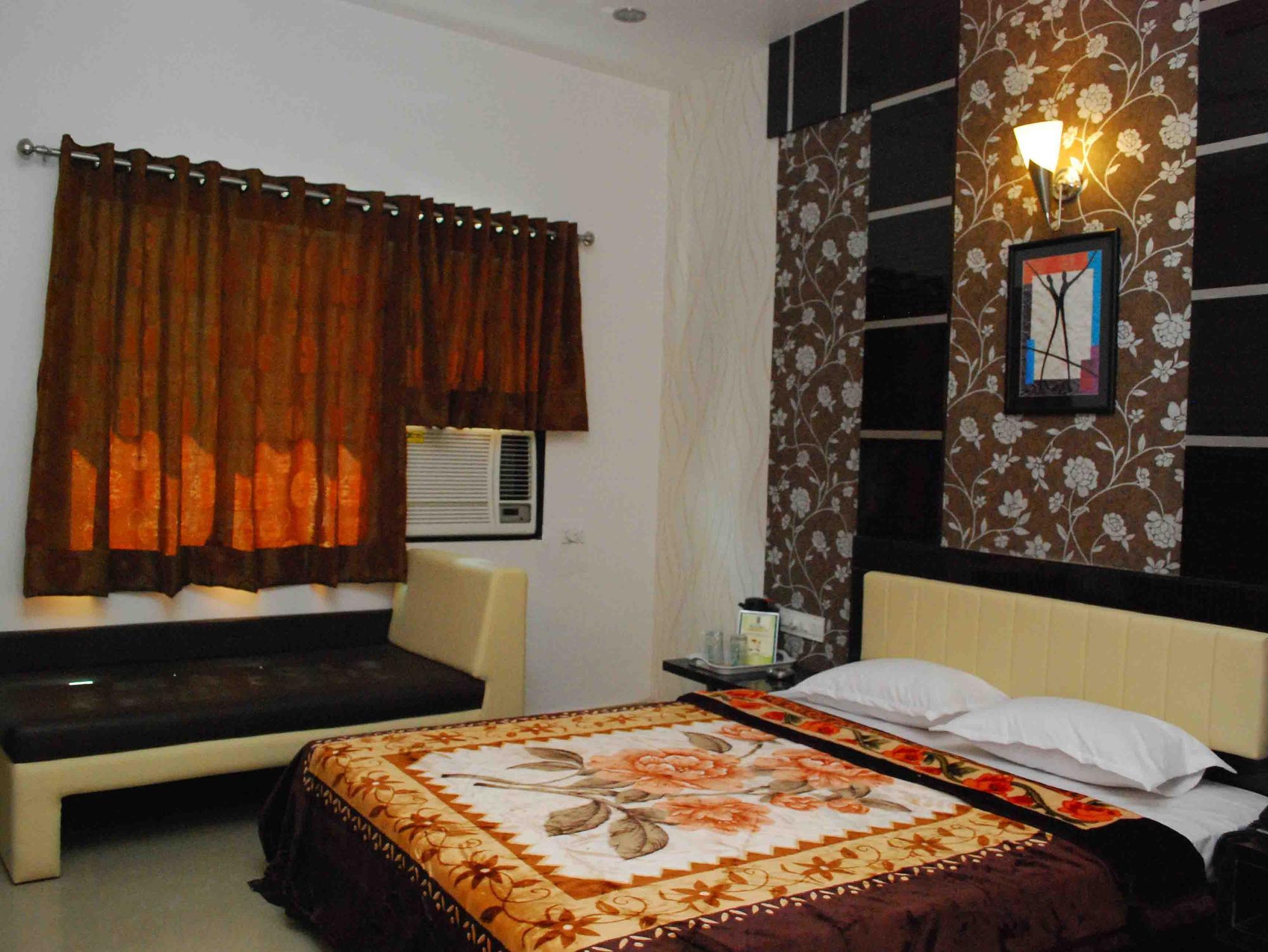 Oyo Flagship 19003 Hotel Rudra Mahal Ahmedabad Exterior photo